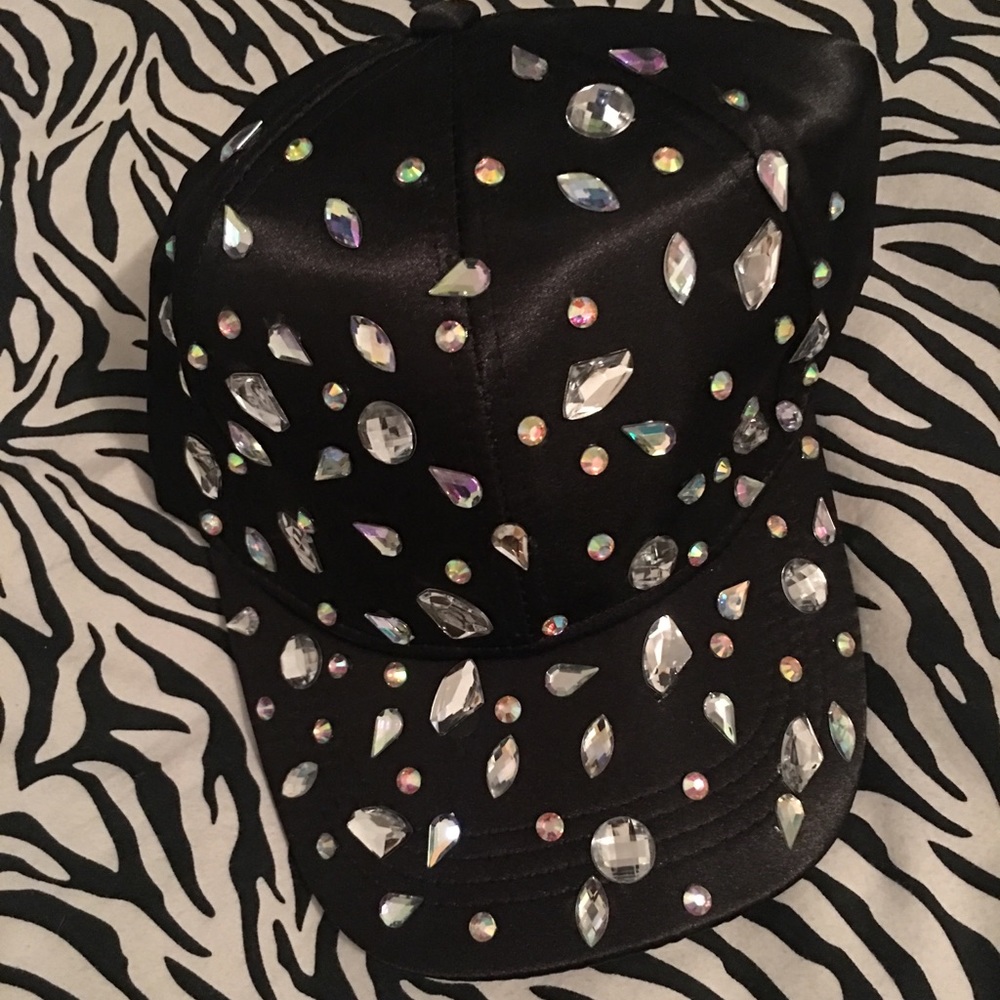 Hat 🧢 - Picture 2 of 2